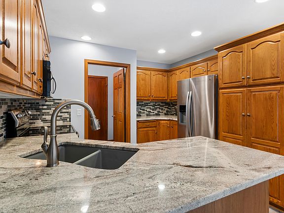 5th image of 104 W Ferndale Dr