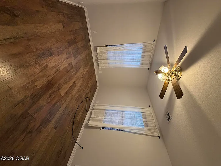 2815 E 16th St — Photo 11