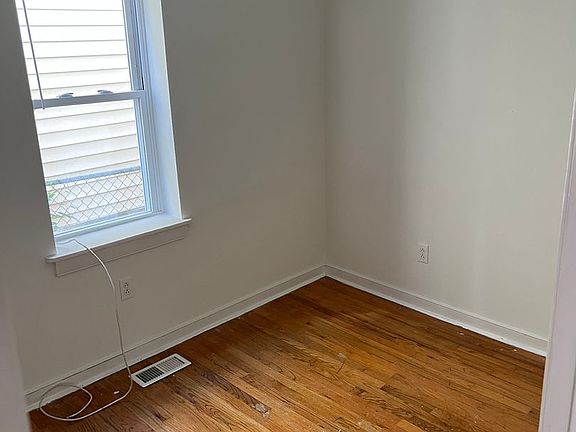 3rd image of 1208 W Clay St