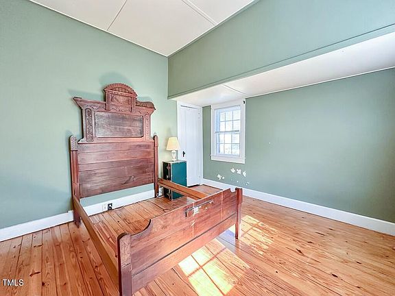 26th image of 302 Halifax St