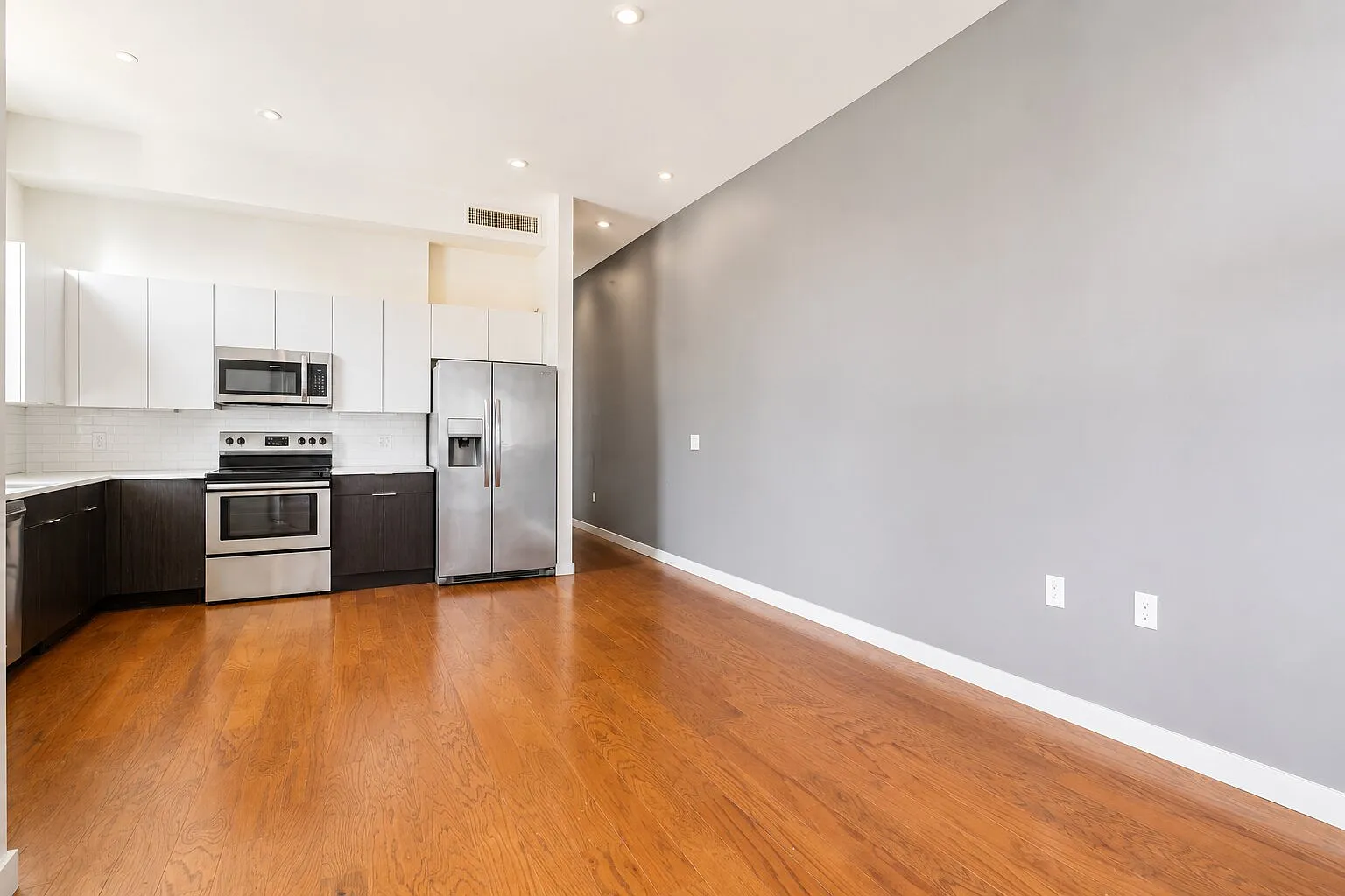 2 bed, 1000 sqft, $1,900 — Photo 2