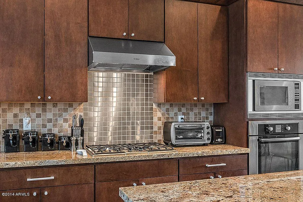 3 bed, 3.5 bath, 1810 sqft, $3,999 — Photo 2
