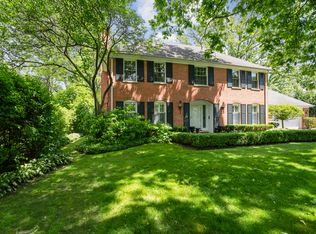 571 Lexington Dr, Lake Forest, IL 60045