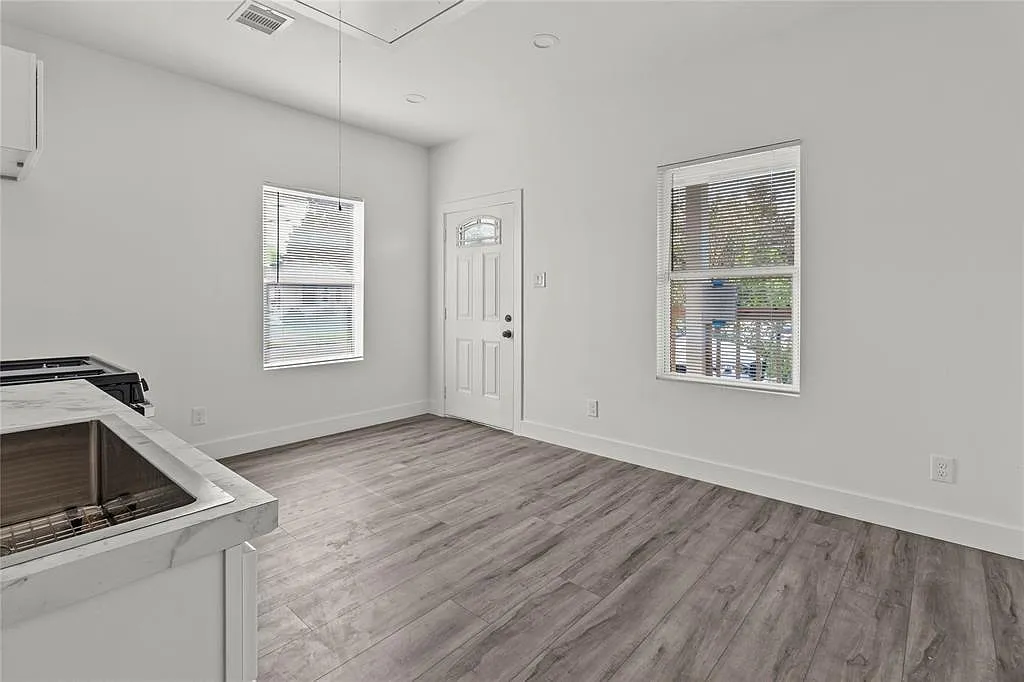 3 bed, 2.0 bath, 980 sqft, $1,600 — Photo 3