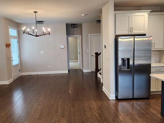 3rd image of 212 Foxhedge Rd