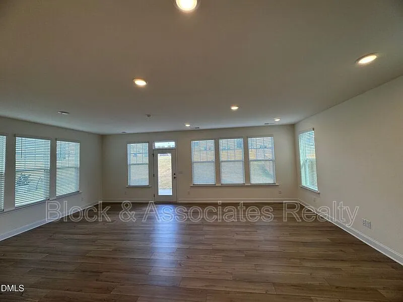 3 bed, 2.0 bath, 2406 sqft, $2,050 — Photo 4