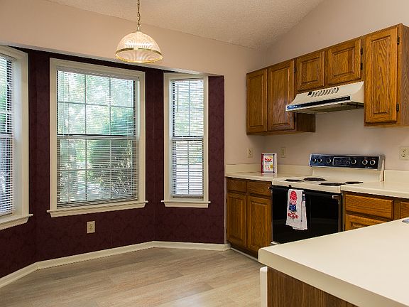 3rd image of 421 Amberly Dr