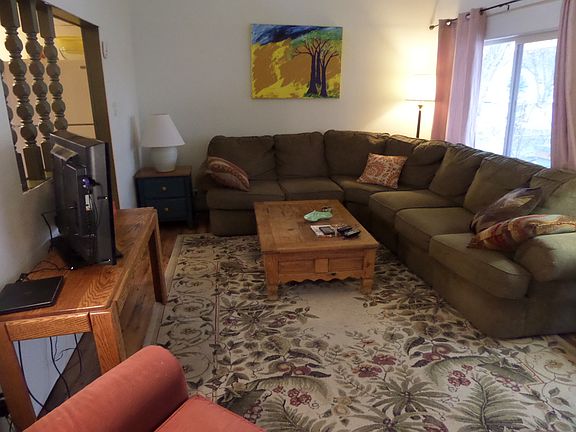 Living room w/high ceiling