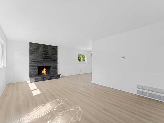 3rd image of 1371 Avenue Dr