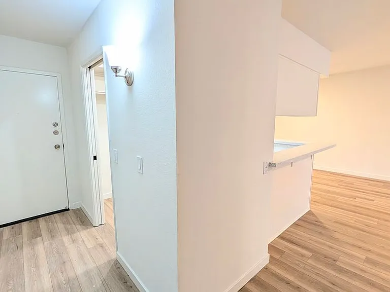 Chateau Lamont Apartments — Photo 11