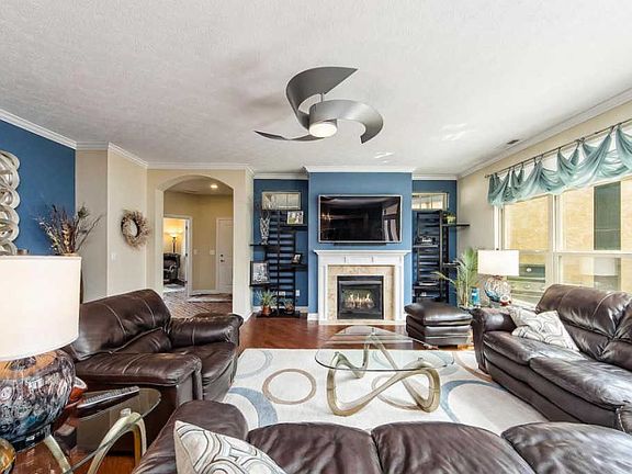 3rd image of 983 Pinnacle Club Dr