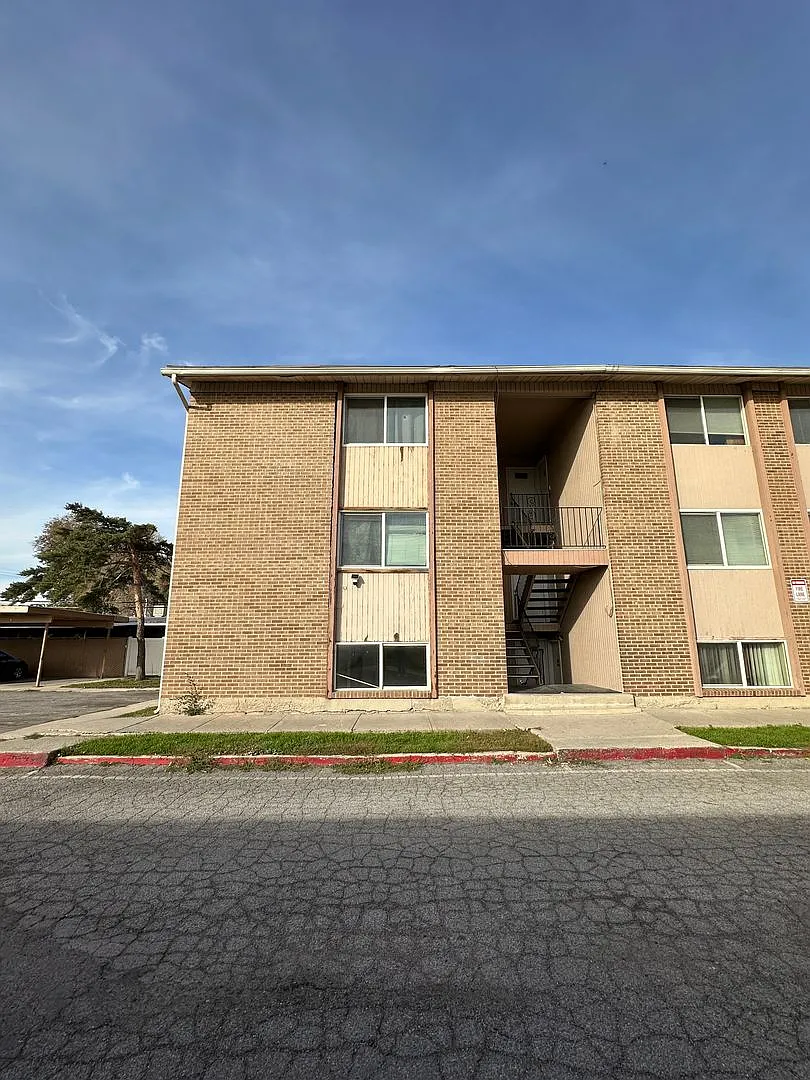 Get $500 Off The First Months Rent — Photo 1