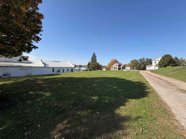 206 1st Ave E, Cascade, IA 52033