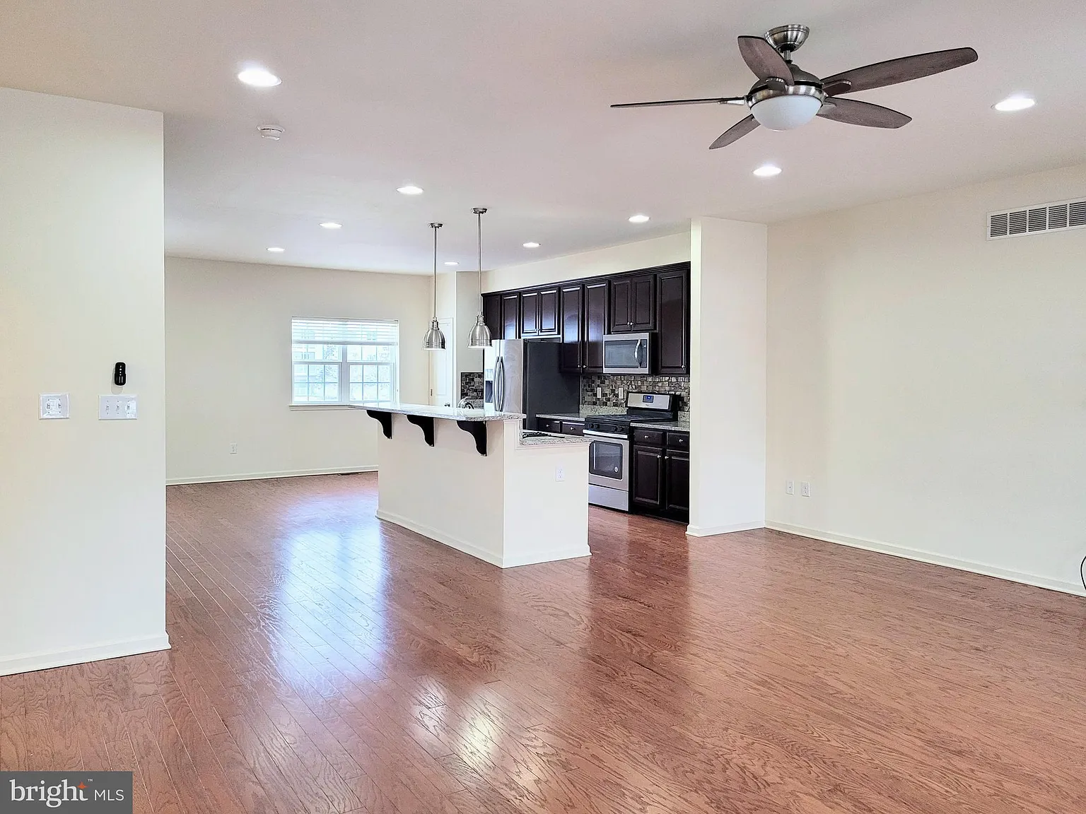 3 bed, 3.5 bath, 3049 sqft, $2,900 — Photo 3