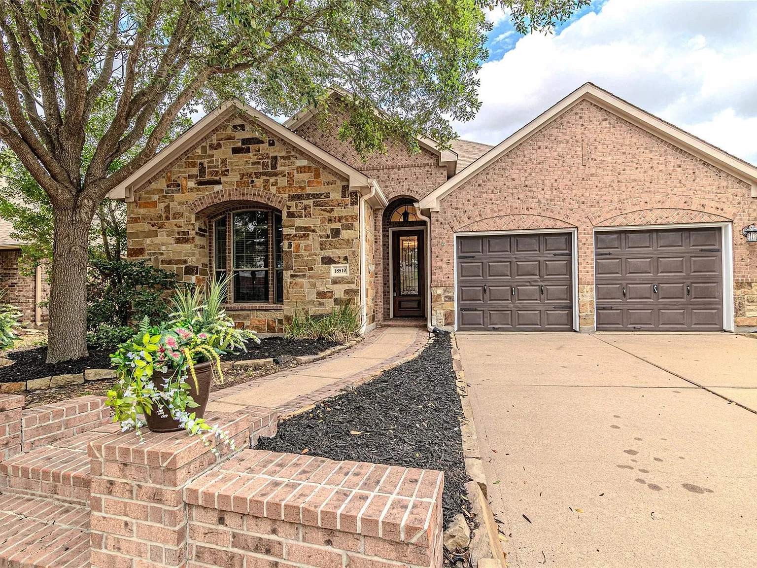 4 bed, 3.0 bath, 2944 sqft, $4,400 — Photo 3