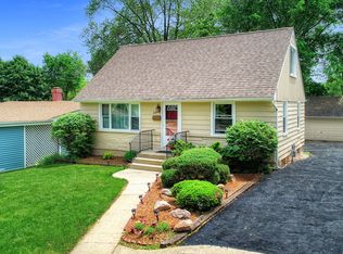 221 W Hawley St, Mundelein, IL