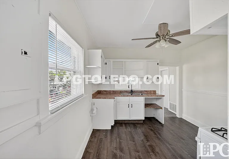 1734 Arlington Ave — Photo 14