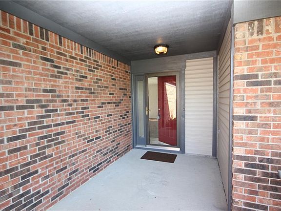 3rd image of 286 Sugar Bush Ln S