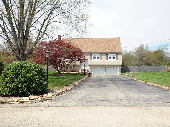 4th image of 8 Colleen Dr