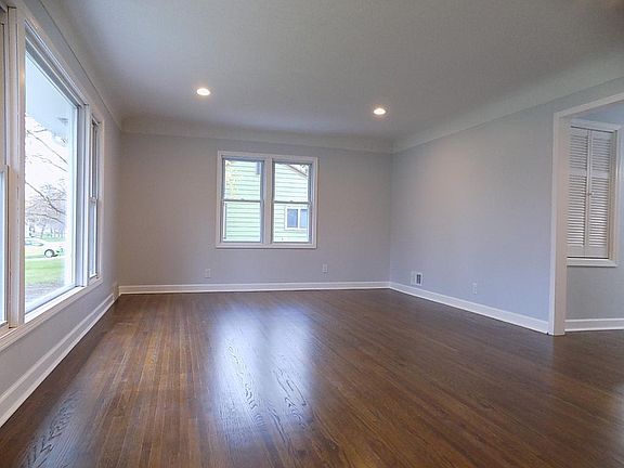 5th image of 6518 Cloverdale Ave