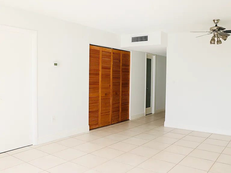 6900 Bay Dr #4A — Photo 2