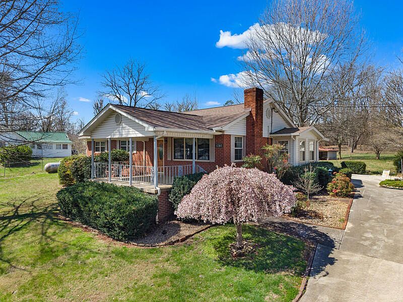 1st image of 1701 Old Oak Ln