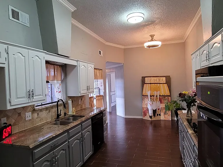 2413 Country Club Pkwy — Photo 4