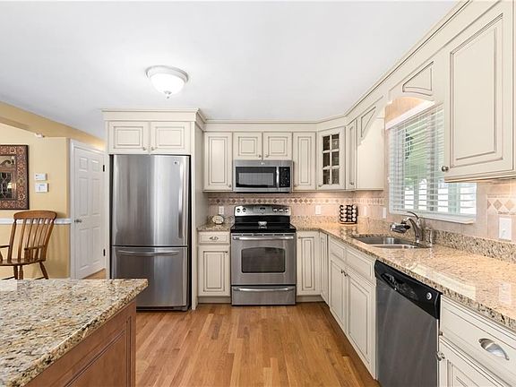 4th image of 133 Hadde Ave