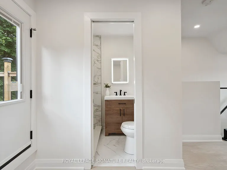36 Tennis Cres #UPPER — Photo 7