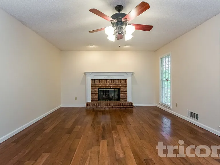 321 Stratford Dr — Photo 4