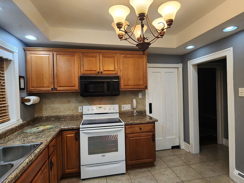 1st image of 1027 32nd Ave APT 1