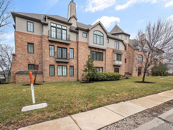 2nd image of 125 E Clinton Pl APT 1C