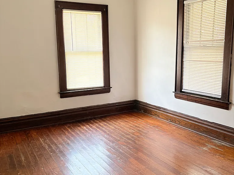 2405 Vaughan Ave — Photo 10