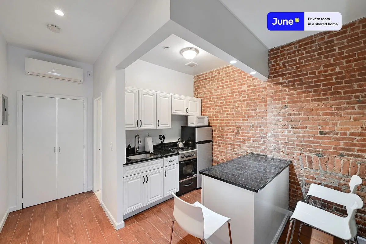 Full bedroom in 2 bed/1 bath home in Hell's Kitchen #850 B — Photo 3