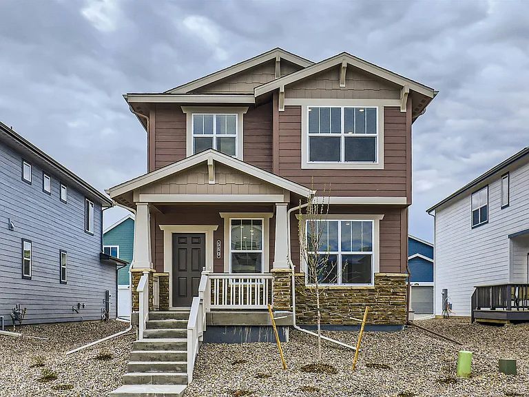 560 Cottonwood Ave — Photo 1