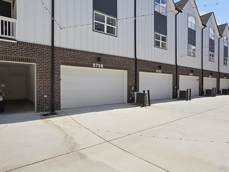 5706 Sofias Cir — Photo 2