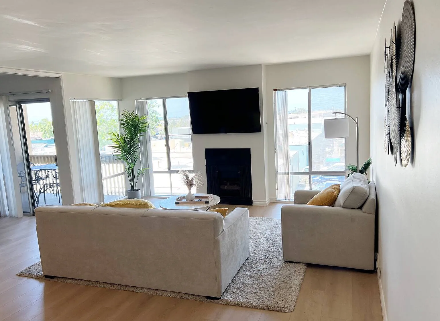2 bed, 993 sqft, $3,995 — Photo 3