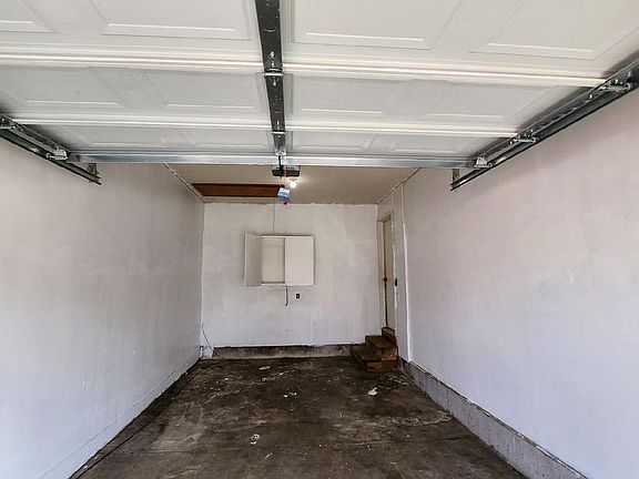 3rd image of 818 S Broadway Ave