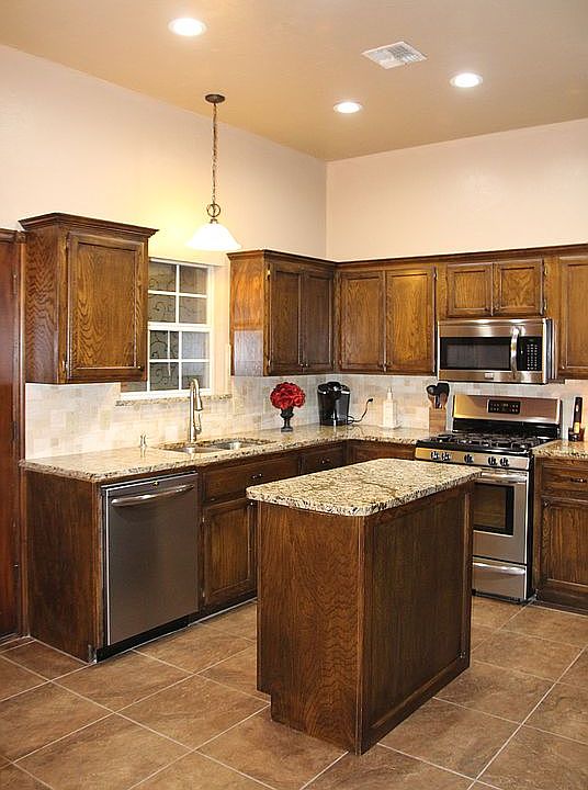 2nd image of 905 E Magnolia Ter