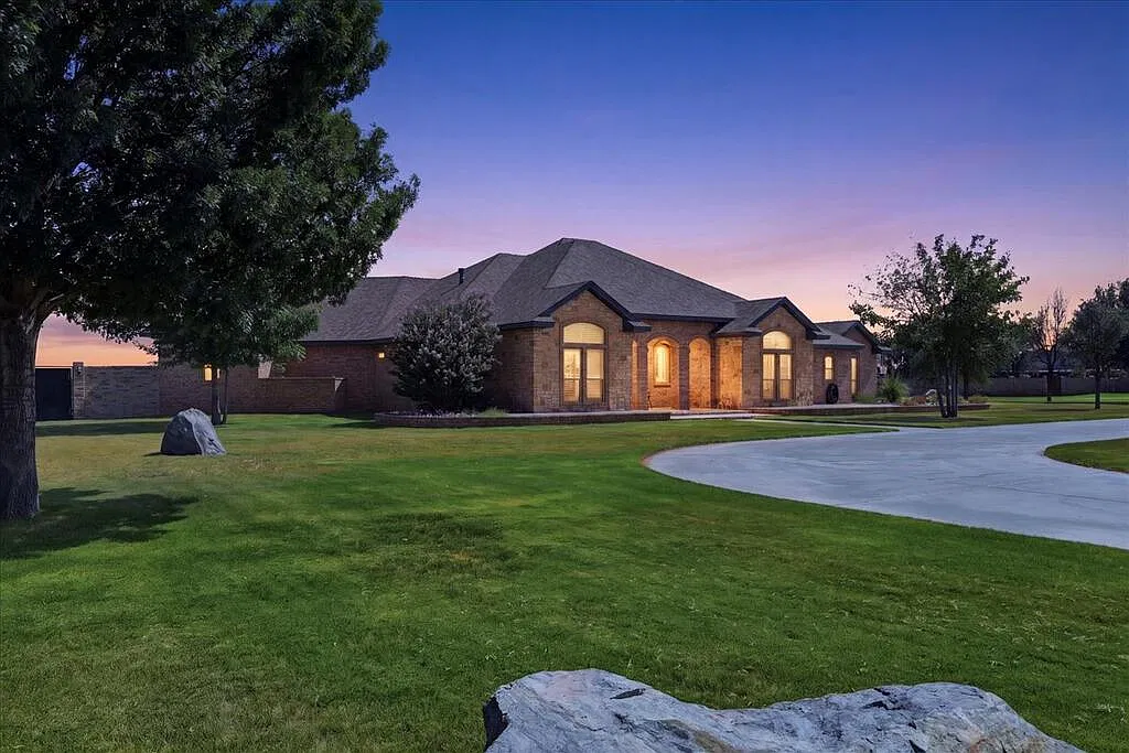 5 bed, 7.0 bath, 6500 sqft, $20,000 — Photo 3
