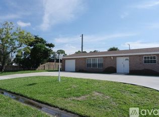 980 Woodland Ave, Haverhill, FL 33415