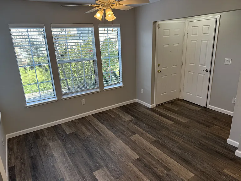 558 Torrey Pine Ln — Photo 5