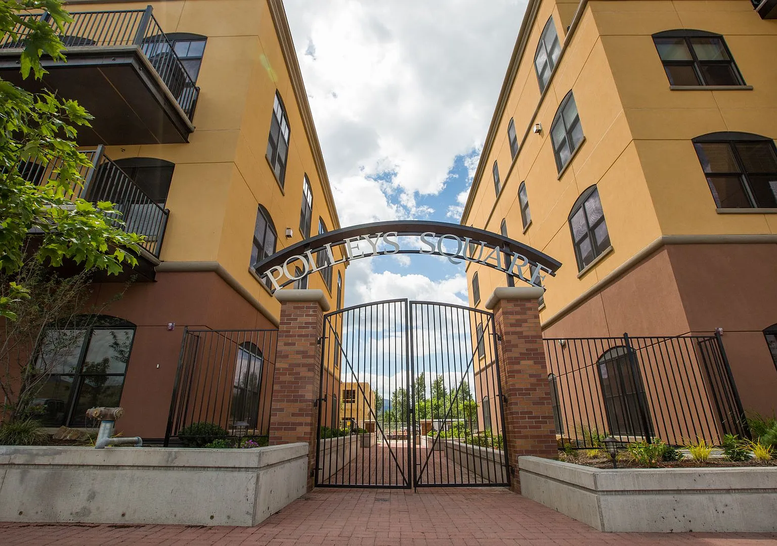 Polleys Square Luxury 2 Bedroom Condo For Rent — Photo 1