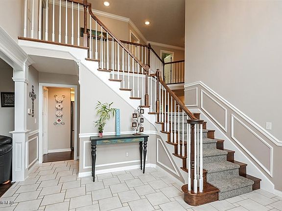 2nd image of 2220 Anderson Cir
