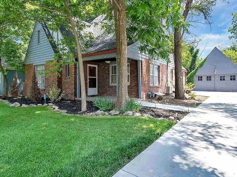 514 S Crestway St — Photo 2