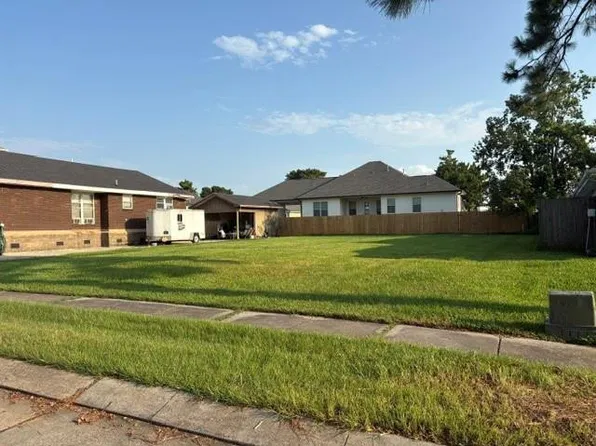 8421 Fairfax Dr, Chalmette, LA 70043