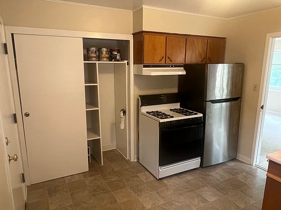 2nd image of 208 Farmer St