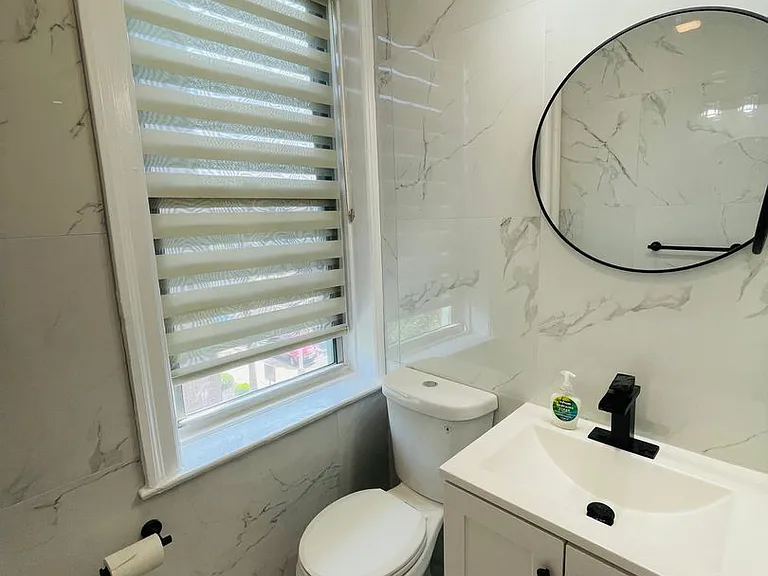Stunning Building 1bed/ 1bath unit available. — Photo 6