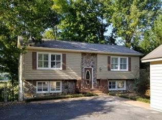 1105 Quail Harbour Dr, Johnson City, TN 37601