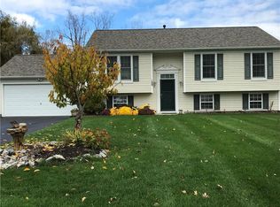 100 Sparrow Dr, West Henrietta, NY 14586